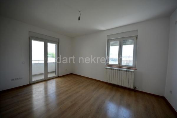 Stan na prodaju u Beogradu, Zemun polje, cetvorosoban, 112m2, cena 179200 evra