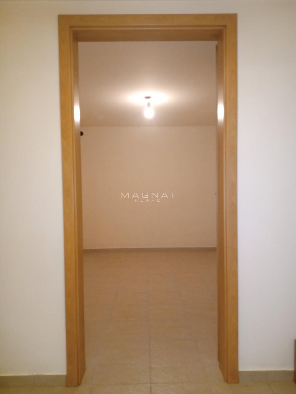 Stan na prodaju u Beogradu, Voždovac, trosoban, 74m2, cena 148000 evra