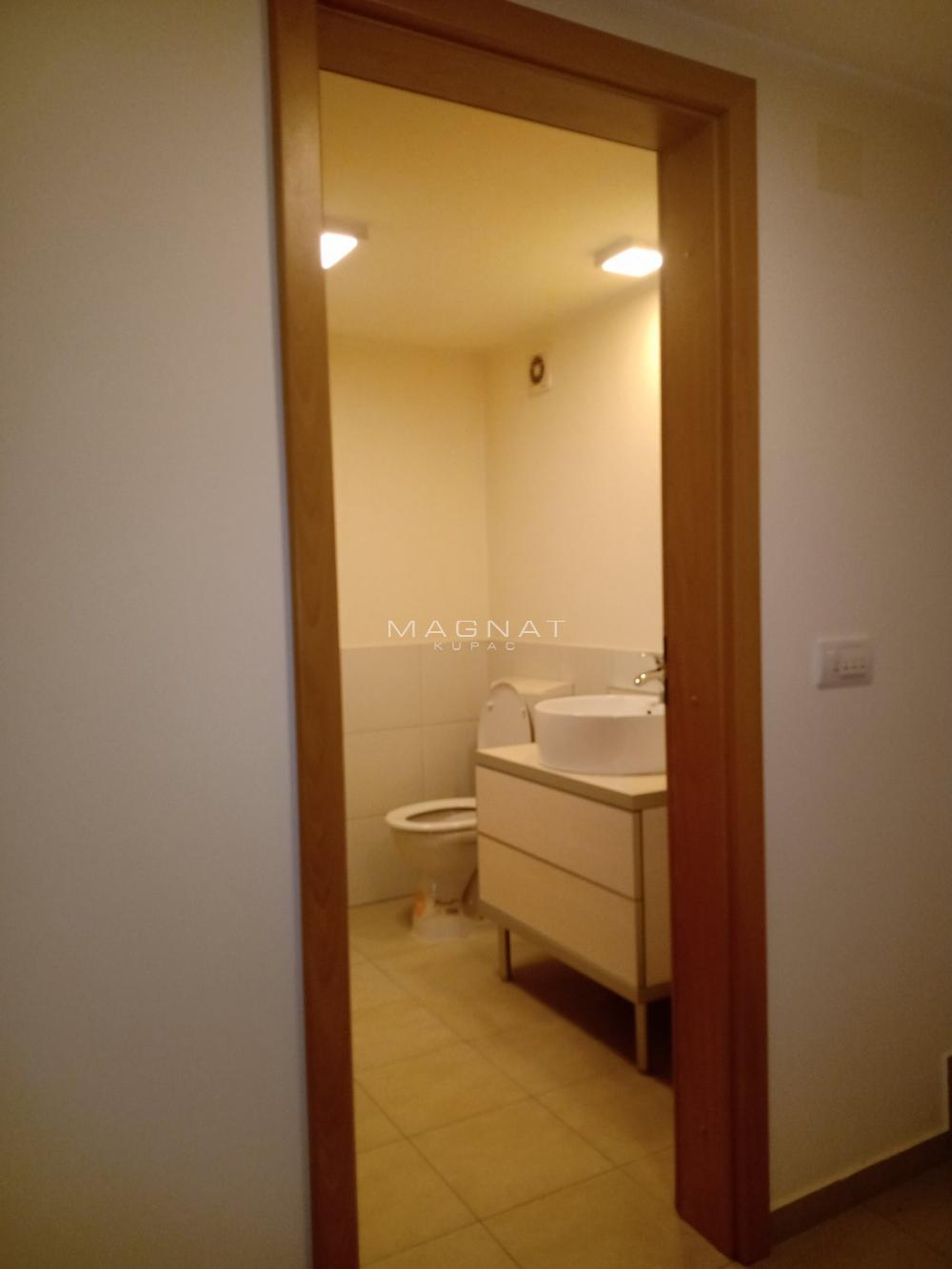 Stan na prodaju u Beogradu, Voždovac, trosoban, 74m2, cena 148000 evra