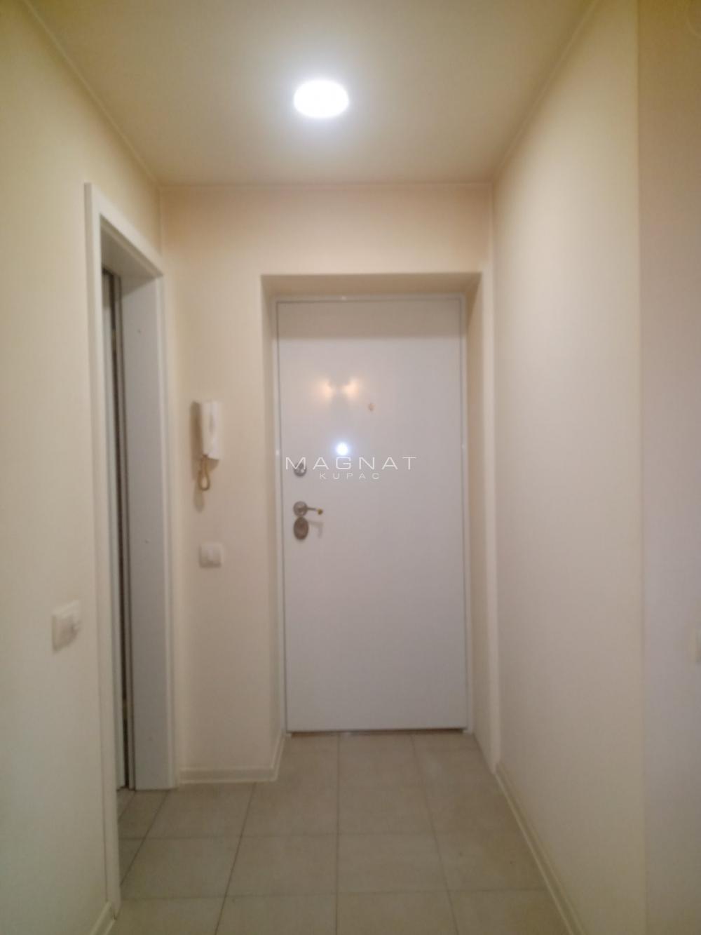 Stan na prodaju u Beogradu, Voždovac, trosoban, 74m2, cena 148000 evra