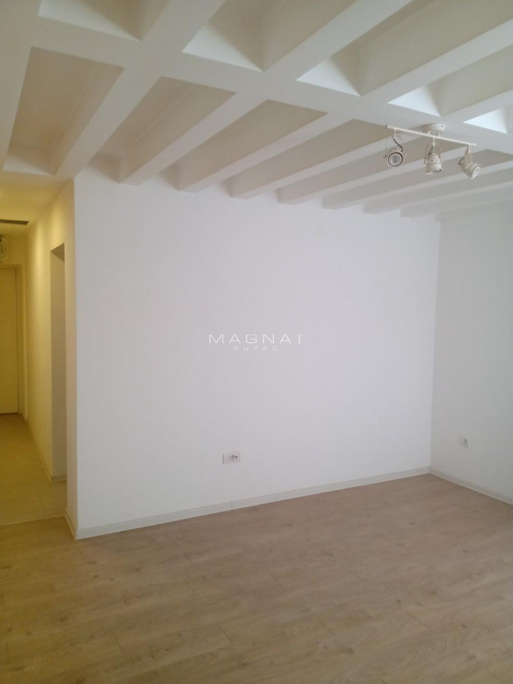 Stan na prodaju u Beogradu, Voždovac, trosoban, 74m2, cena 148000 evra