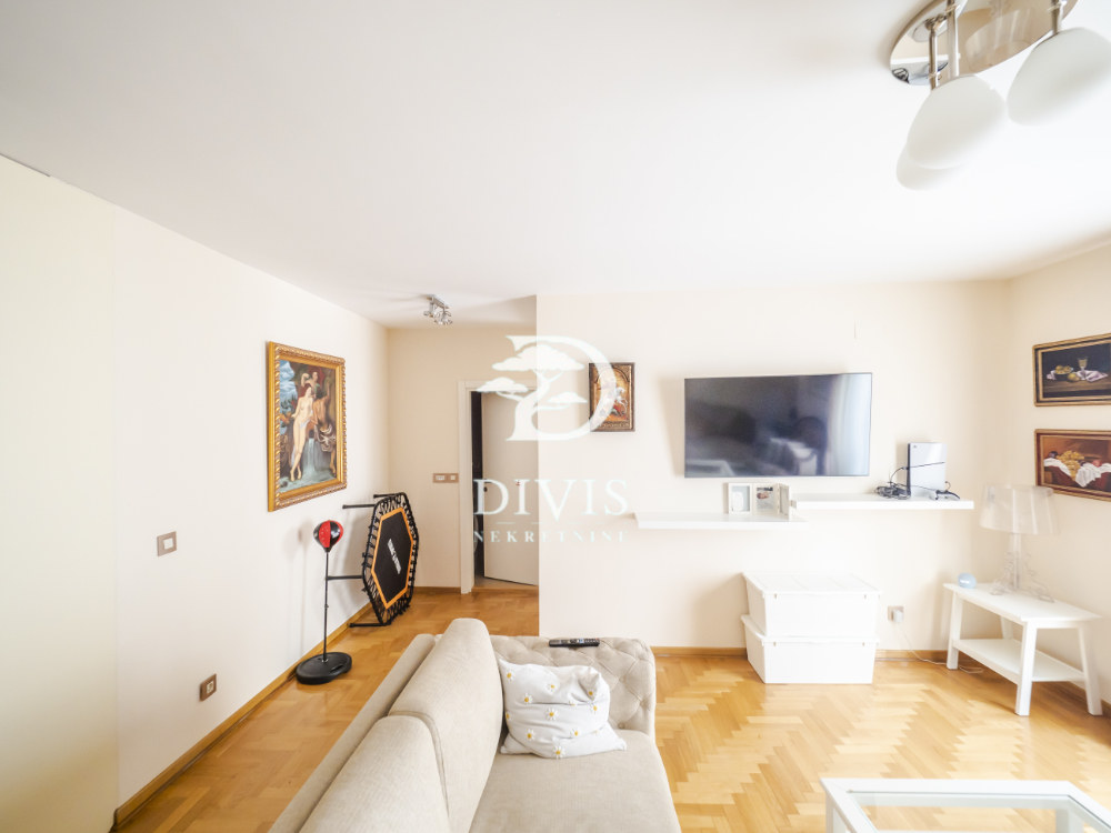 Stan na prodaju u Beogradu, Voždovac, trosoban, 80m2, cena 295000 evra