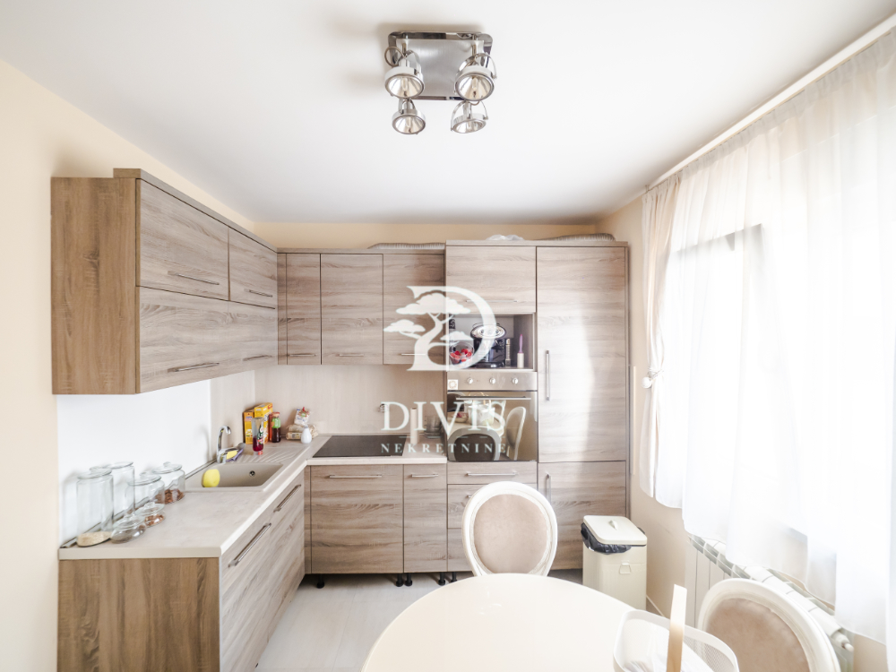 Stan na prodaju u Beogradu, Voždovac, trosoban, 80m2, cena 295000 evra