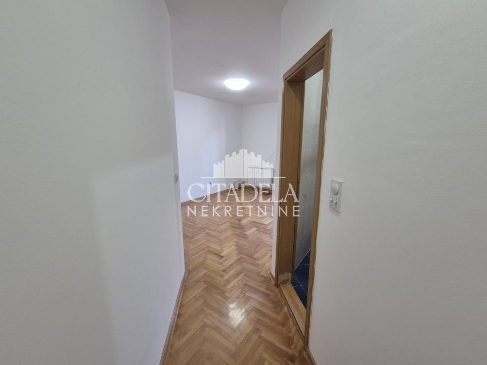 Stan na prodaju u Beogradu, Petlovo brdo, jednoiposoban, 28m2, cena 75000 evra