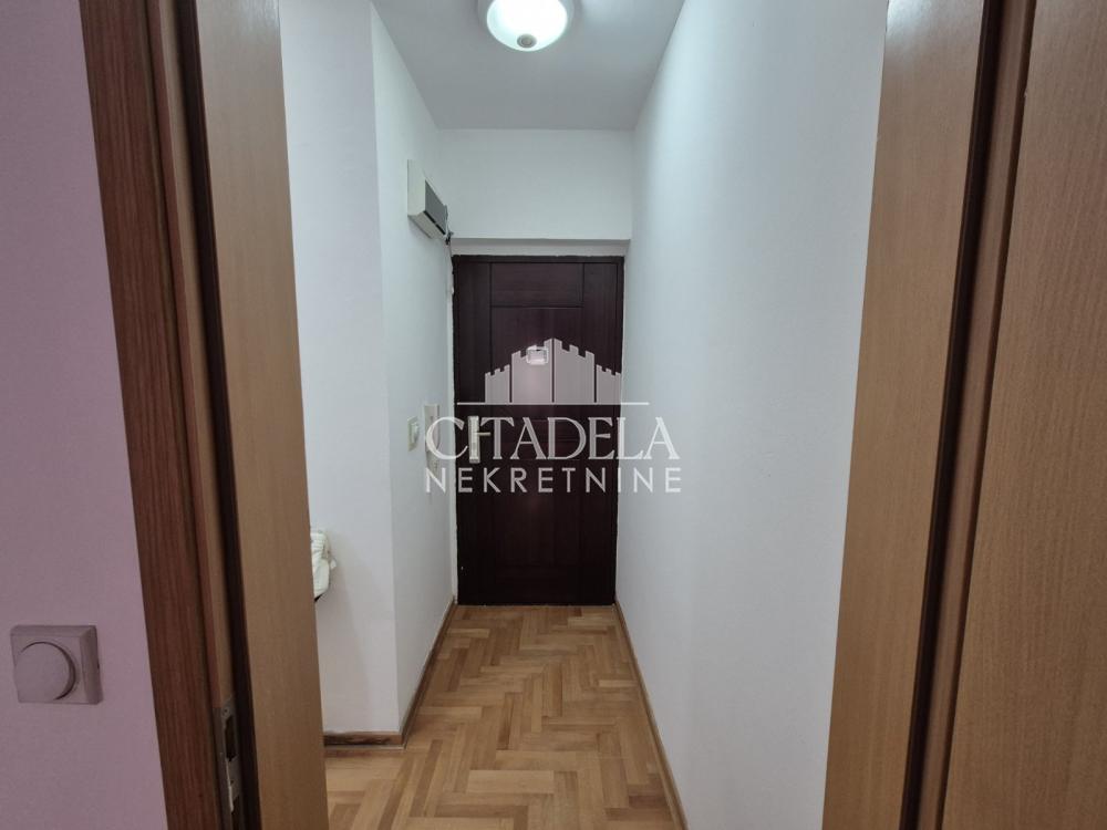 Stan na prodaju u Beogradu, Petlovo brdo, jednoiposoban, 28m2, cena 75000 evra