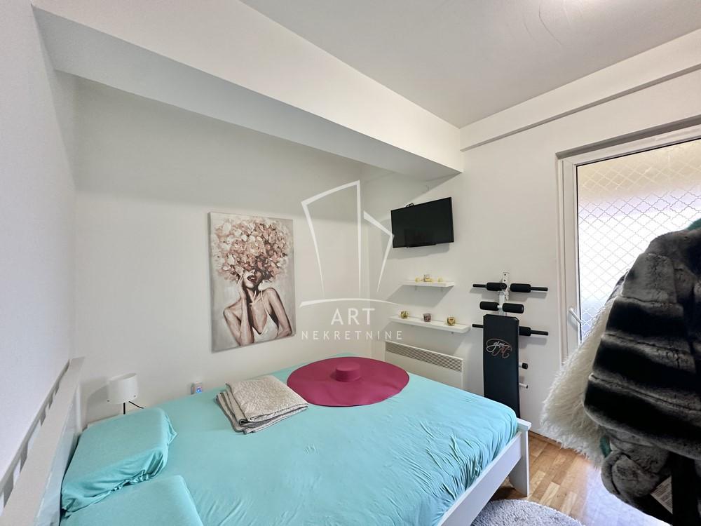 Stan na prodaju u Beogradu, Karaburma, trosoban, 40m2, cena 149000 evra