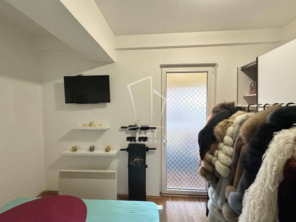 Stan na prodaju u Beogradu, Karaburma, trosoban, 40m2, cena 149000 evra