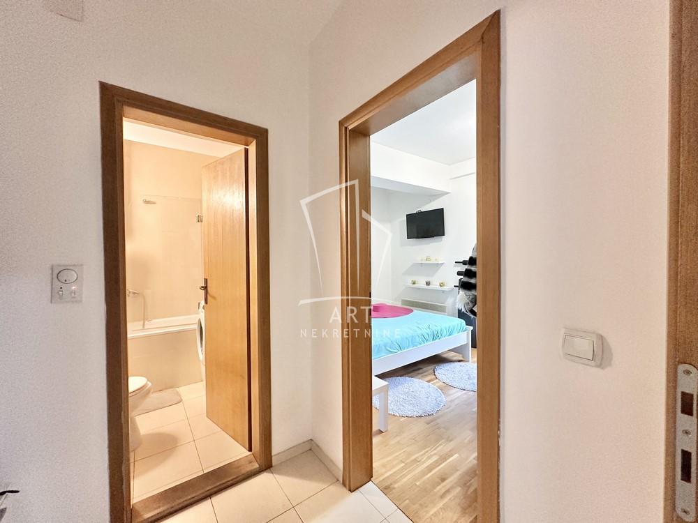 Stan na prodaju u Beogradu, Karaburma, trosoban, 40m2, cena 149000 evra