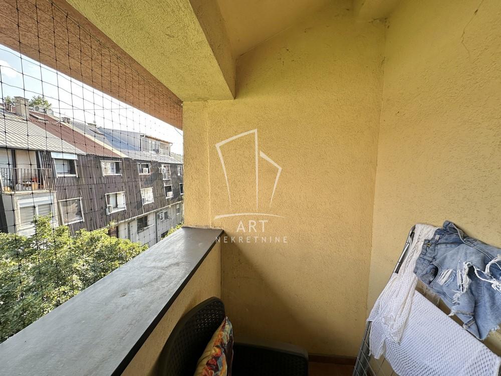Stan na prodaju u Beogradu, Karaburma, trosoban, 40m2, cena 149000 evra