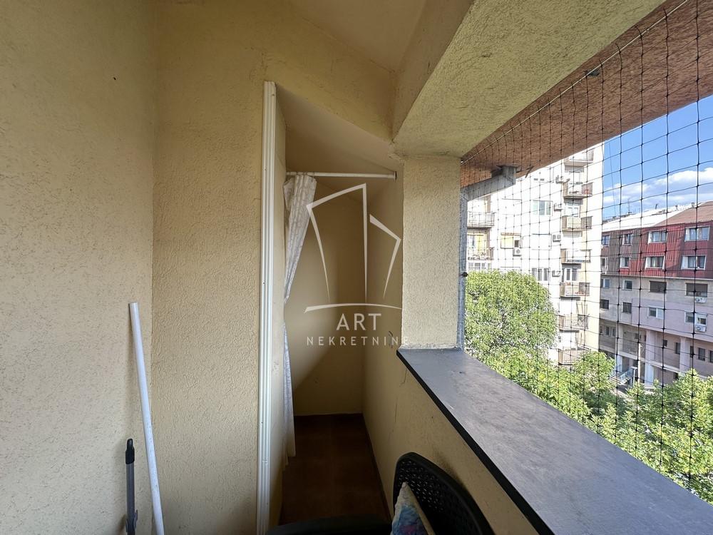 Stan na prodaju u Beogradu, Karaburma, trosoban, 40m2, cena 149000 evra