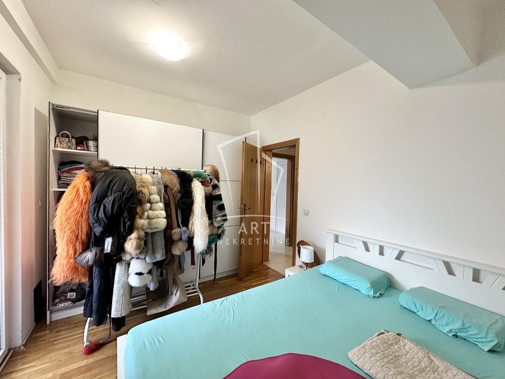 Stan na prodaju u Beogradu, Karaburma, trosoban, 40m2, cena 149000 evra