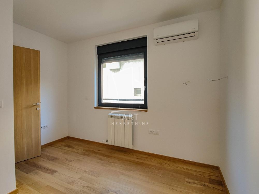 Stan na prodaju u Beogradu, Voždovac, trosoban, 74m2, cena 295000 evra