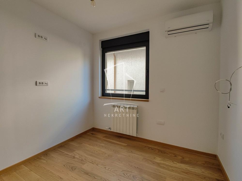 Stan na prodaju u Beogradu, Voždovac, trosoban, 74m2, cena 295000 evra