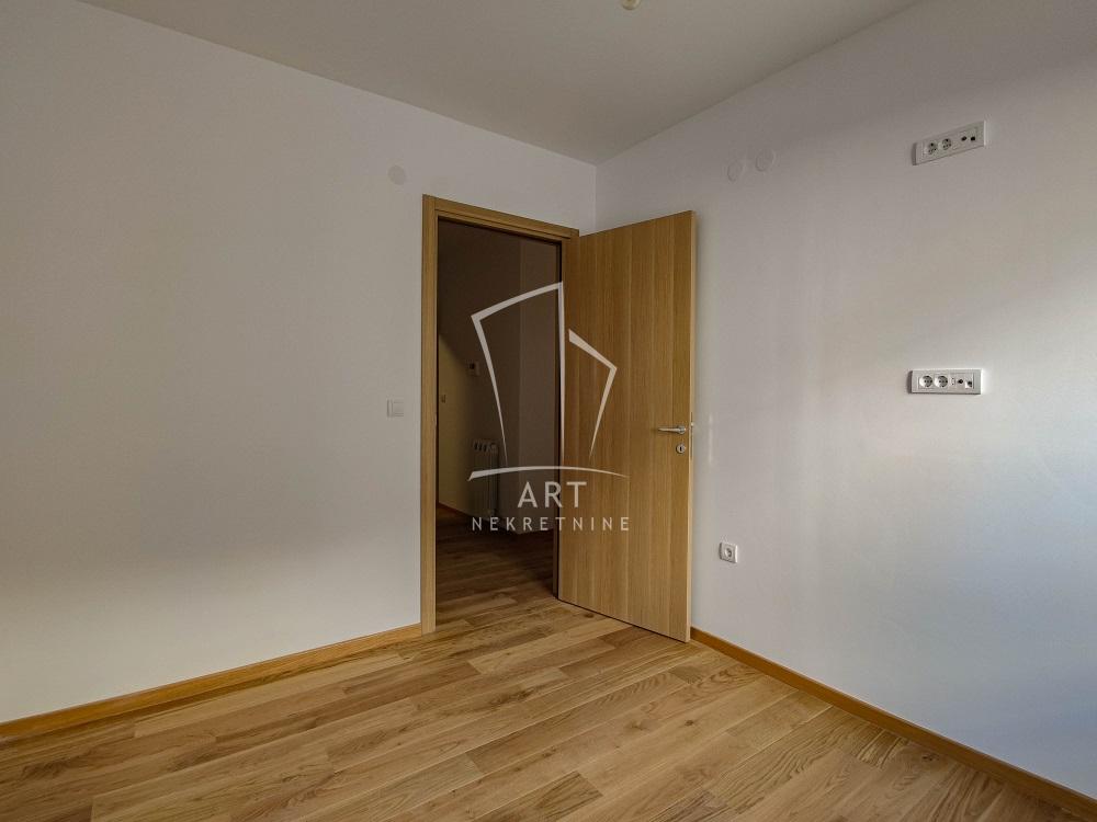 Stan na prodaju u Beogradu, Voždovac, trosoban, 74m2, cena 295000 evra