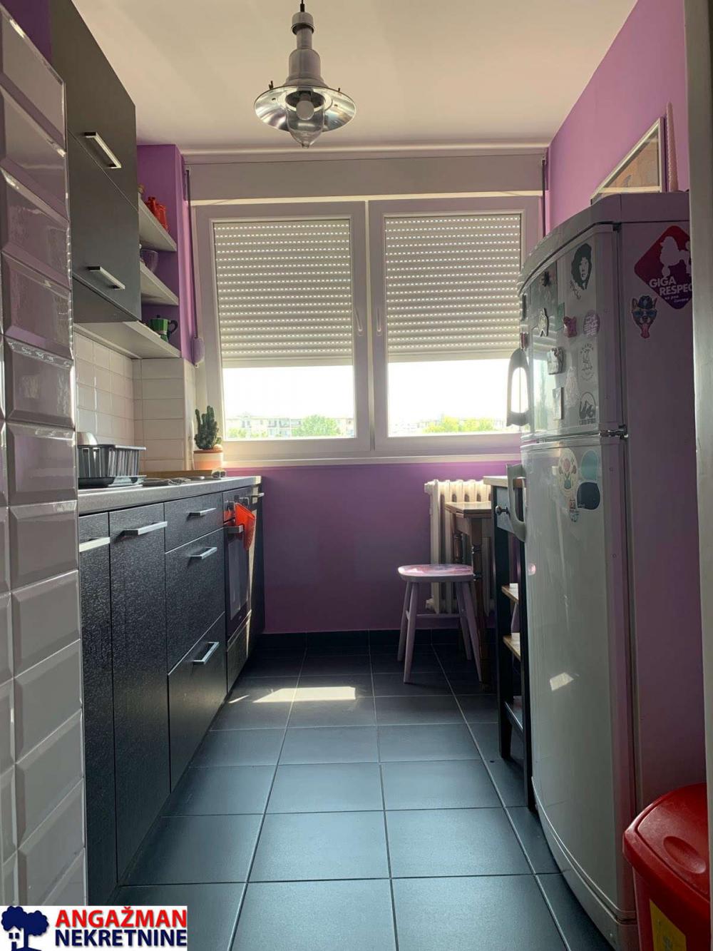 Stan na prodaju u Beogradu, Novi Beograd blok 21 (10. gimnazija), dvoiposoban, 63m2, cena 260000 evra