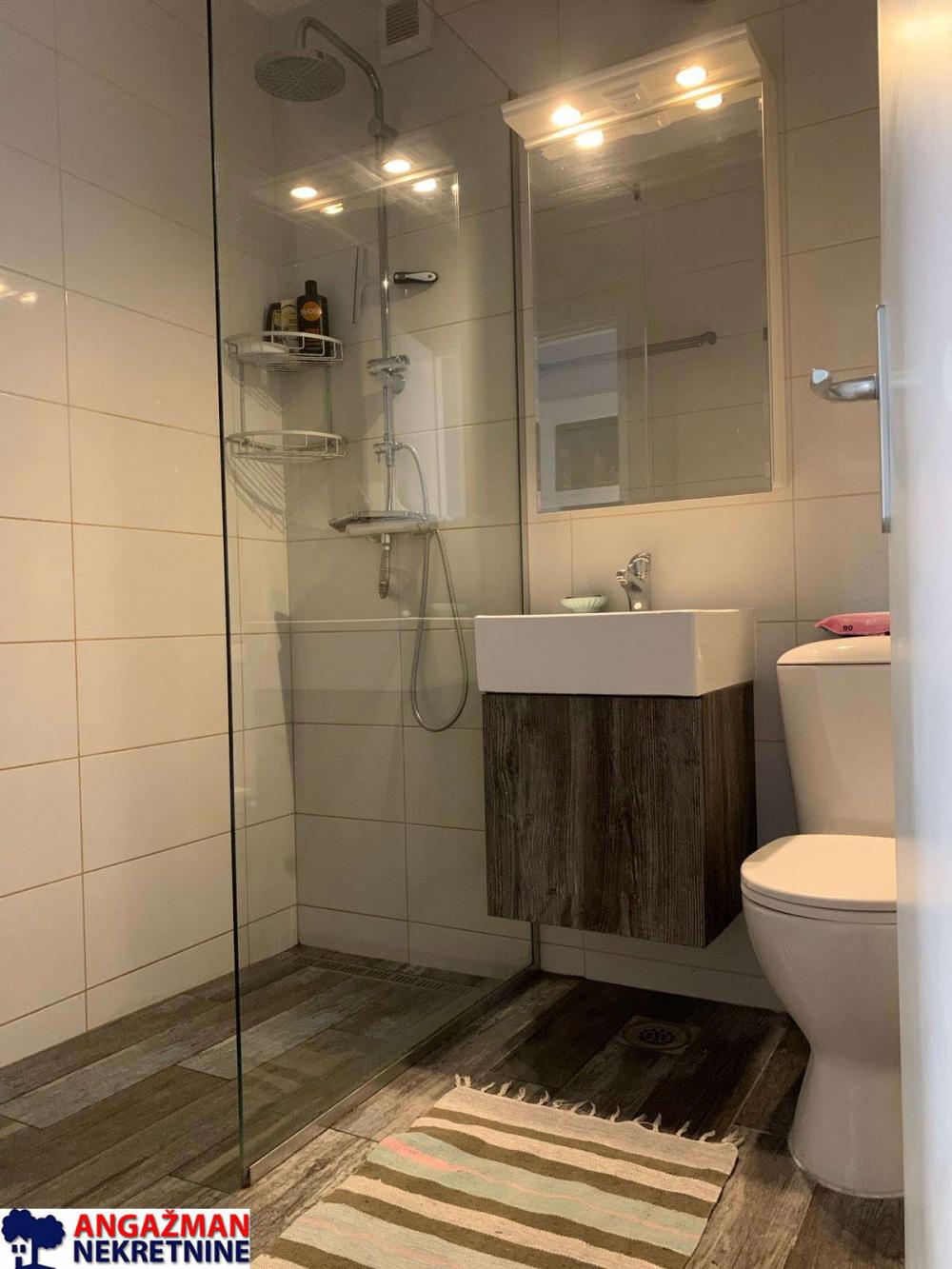 Stan na prodaju u Beogradu, Novi Beograd blok 21 (10. gimnazija), dvoiposoban, 63m2, cena 260000 evra