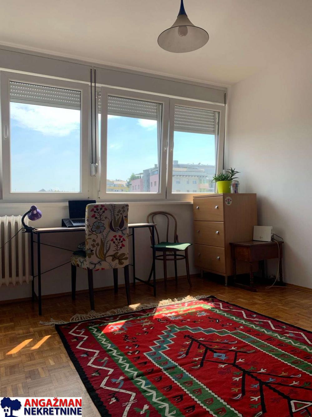 Stan na prodaju u Beogradu, Novi Beograd blok 21 (10. gimnazija), dvoiposoban, 63m2, cena 260000 evra