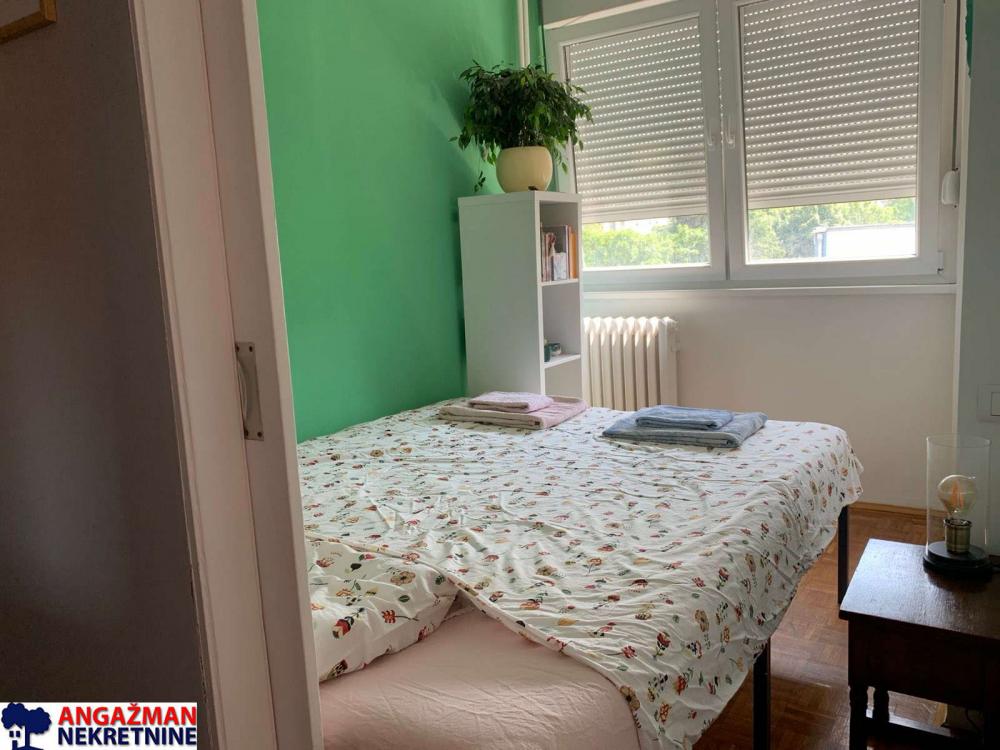 Stan na prodaju u Beogradu, Novi Beograd blok 21 (10. gimnazija), dvoiposoban, 63m2, cena 260000 evra