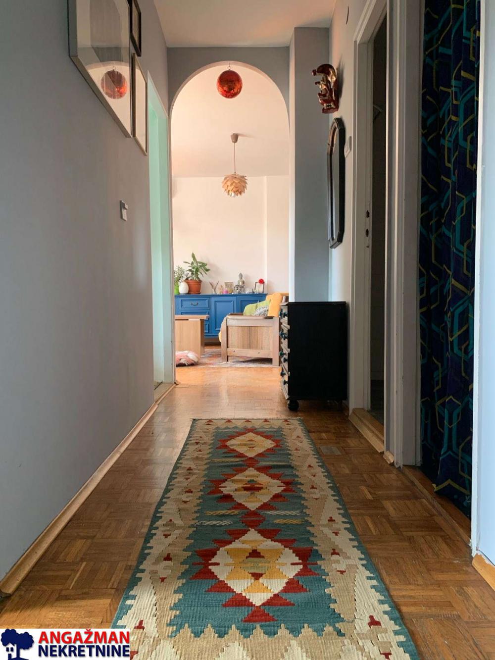 Stan na prodaju u Beogradu, Novi Beograd blok 21 (10. gimnazija), dvoiposoban, 63m2, cena 260000 evra