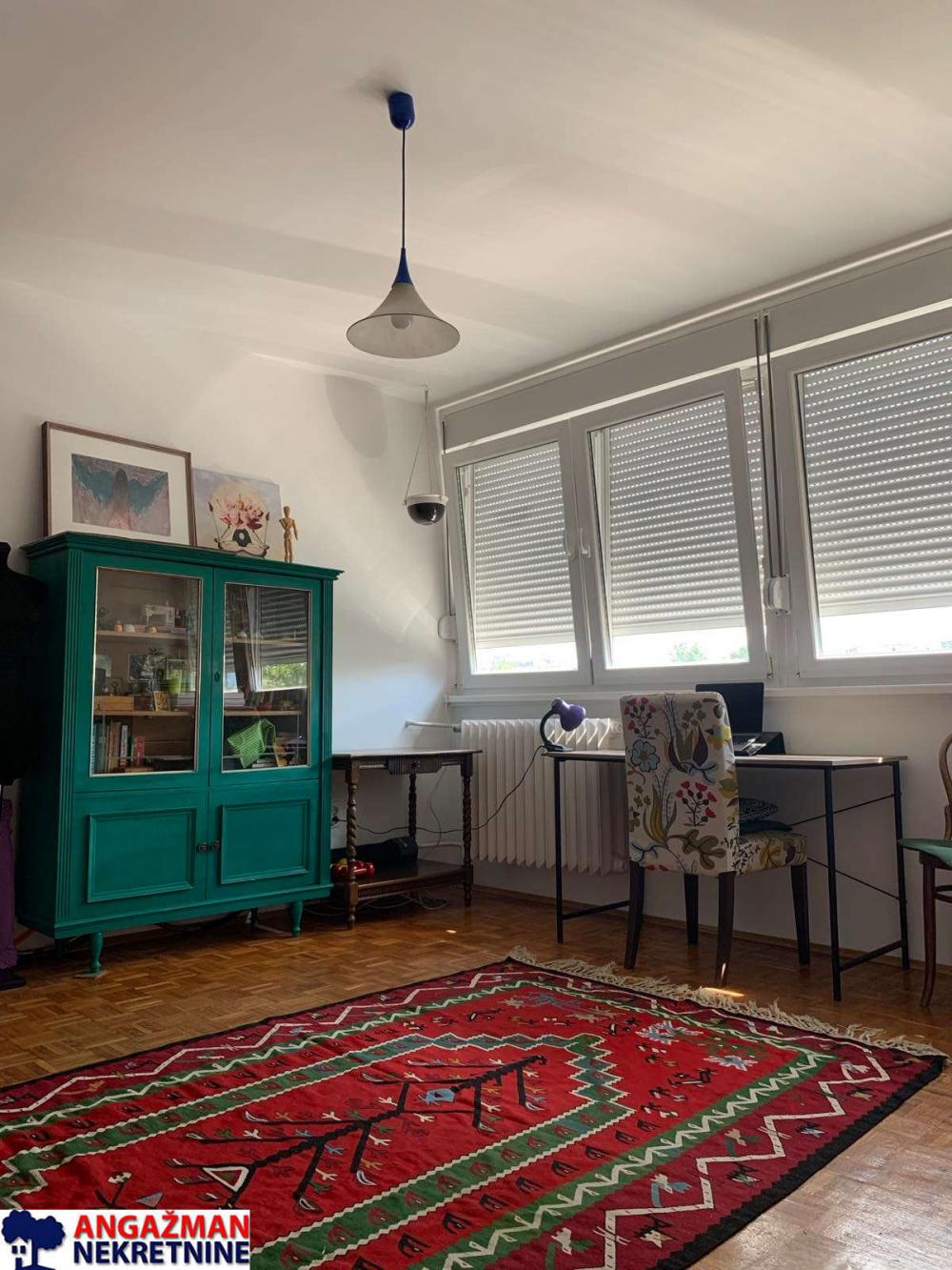 Stan na prodaju u Beogradu, Novi Beograd blok 21 (10. gimnazija), dvoiposoban, 63m2, cena 260000 evra