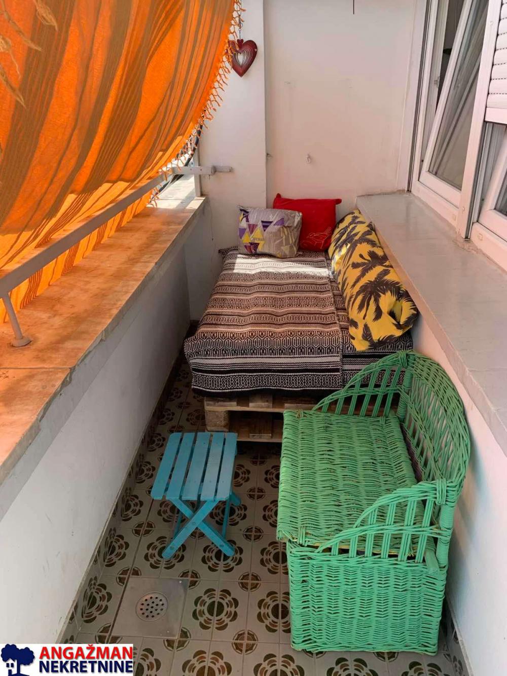Stan na prodaju u Beogradu, Novi Beograd blok 21 (10. gimnazija), dvoiposoban, 63m2, cena 260000 evra