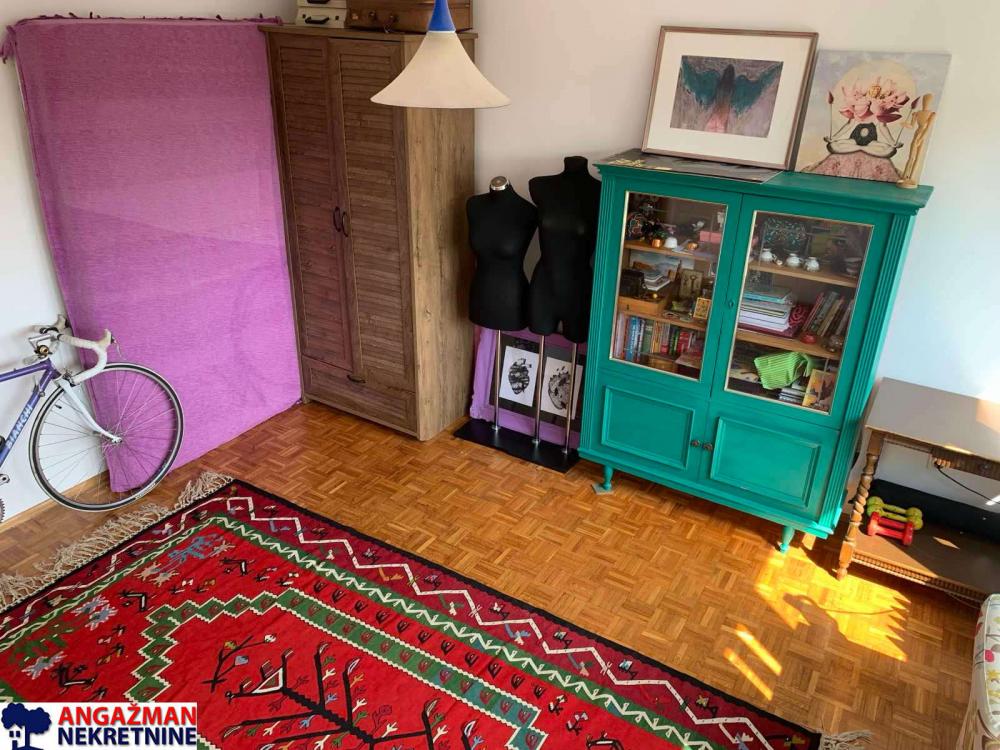 Stan na prodaju u Beogradu, Novi Beograd blok 21 (10. gimnazija), dvoiposoban, 63m2, cena 260000 evra