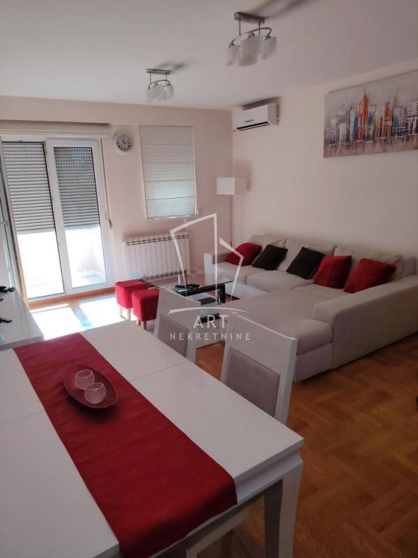 Stan na prodaju u Beogradu, Zvezdara, dvoiposoban, 64m2, cena 240000 evra