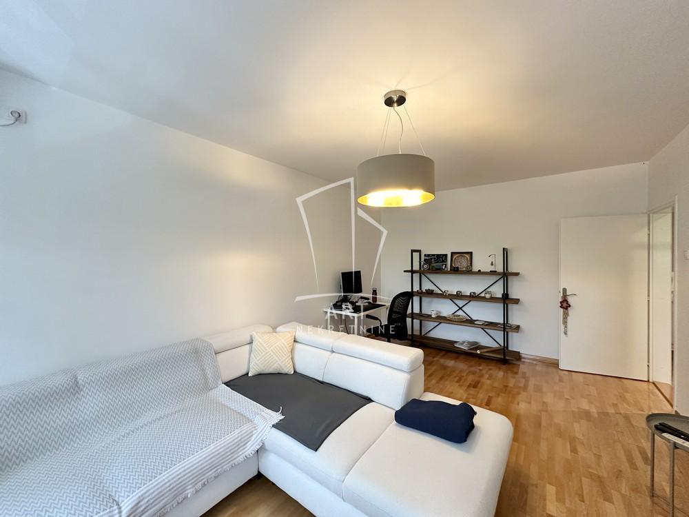 Stan na prodaju u Beogradu, Novi Beograd blok 11 (Hotel Jugoslavija), dvosoban, 67m2, cena 270000 evra