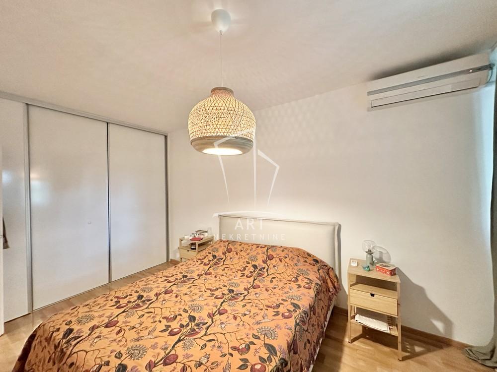 Stan na prodaju u Beogradu, Novi Beograd blok 11 (Hotel Jugoslavija), dvosoban, 67m2, cena 290000 evra