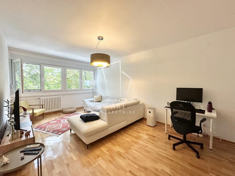 Stan na prodaju u Beogradu, Novi Beograd blok 11 (Hotel Jugoslavija), dvosoban, 67m2, cena 290000 evra