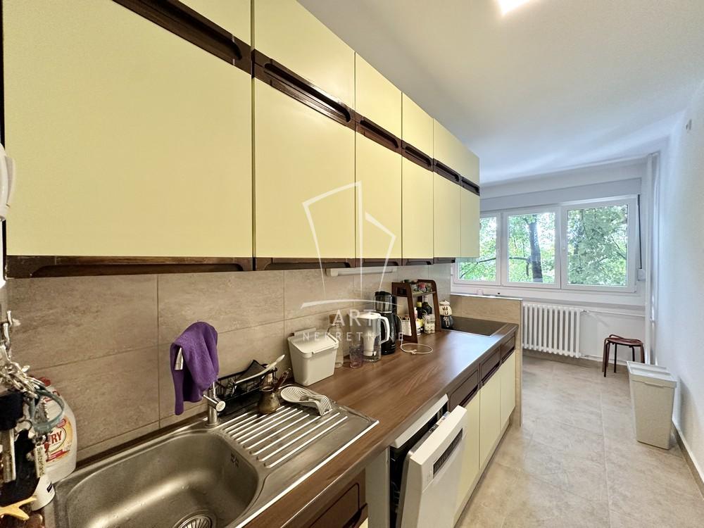 Stan na prodaju u Beogradu, Novi Beograd blok 11 (Hotel Jugoslavija), dvosoban, 67m2, cena 290000 evra