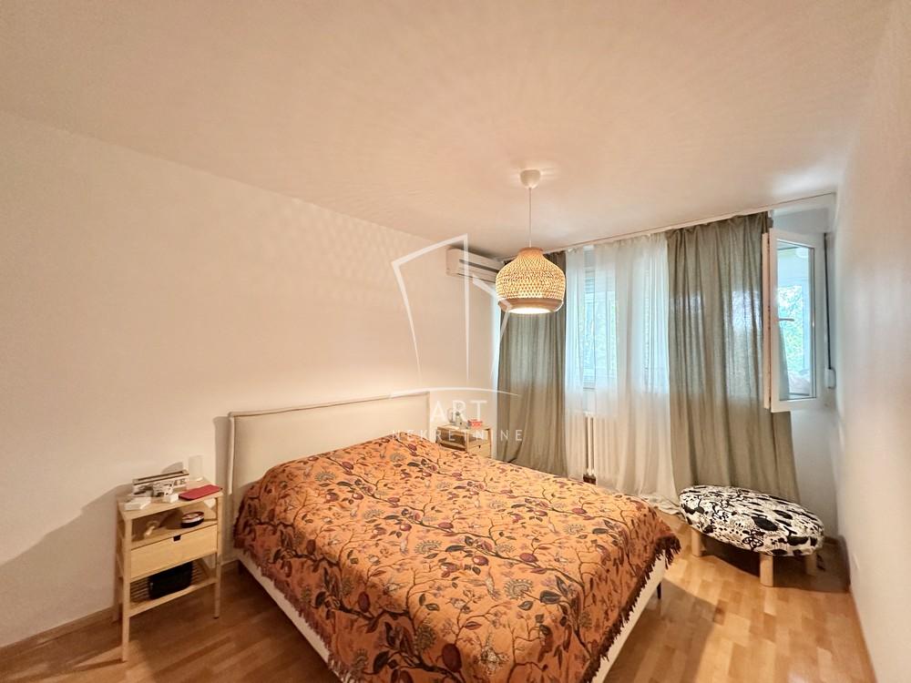 Stan na prodaju u Beogradu, Novi Beograd blok 11 (Hotel Jugoslavija), dvosoban, 67m2, cena 290000 evra
