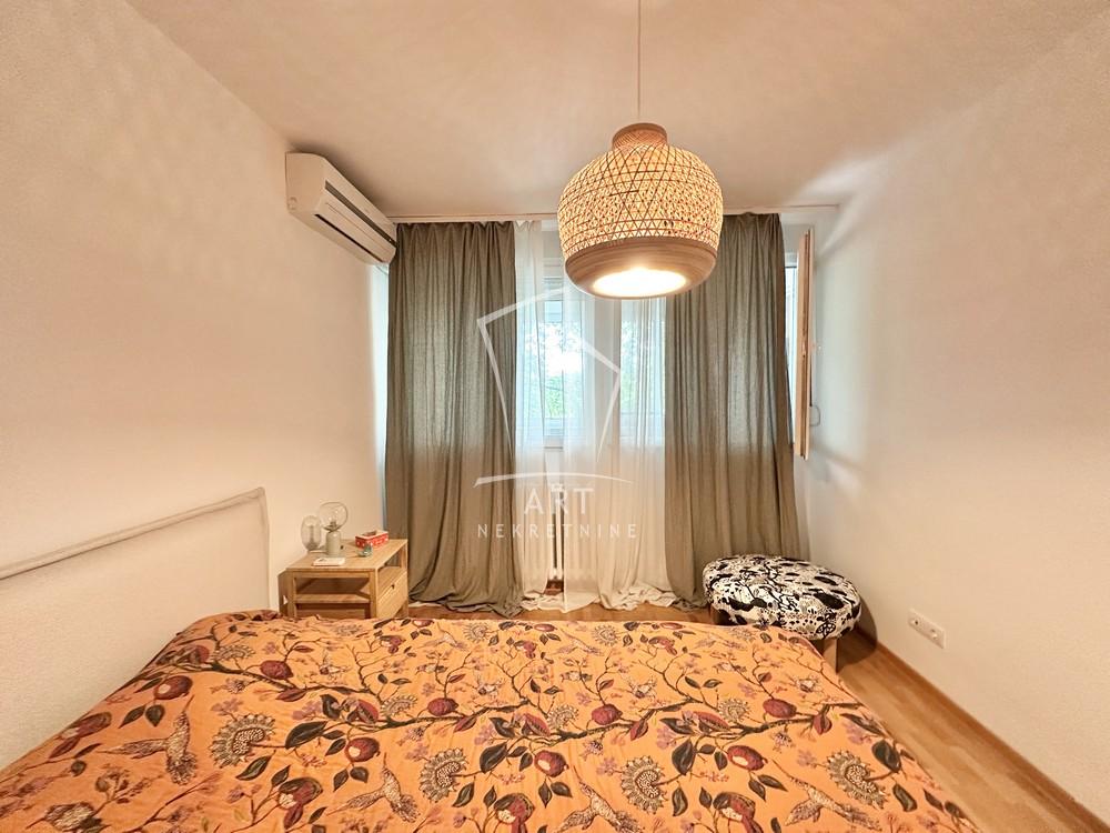 Stan na prodaju u Beogradu, Novi Beograd blok 11 (Hotel Jugoslavija), dvosoban, 67m2, cena 290000 evra