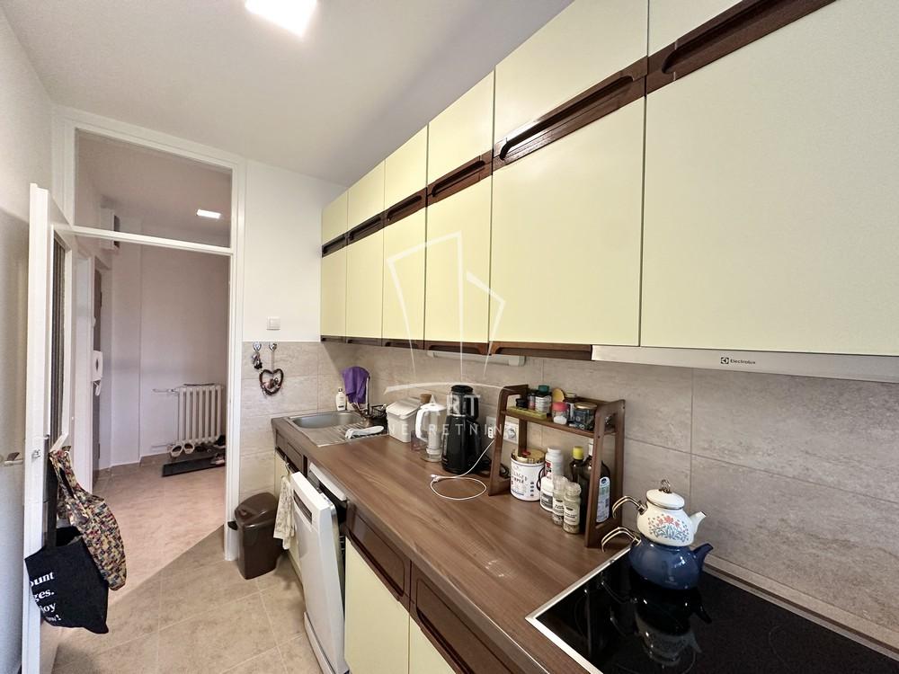 Stan na prodaju u Beogradu, Novi Beograd blok 11 (Hotel Jugoslavija), dvosoban, 67m2, cena 290000 evra