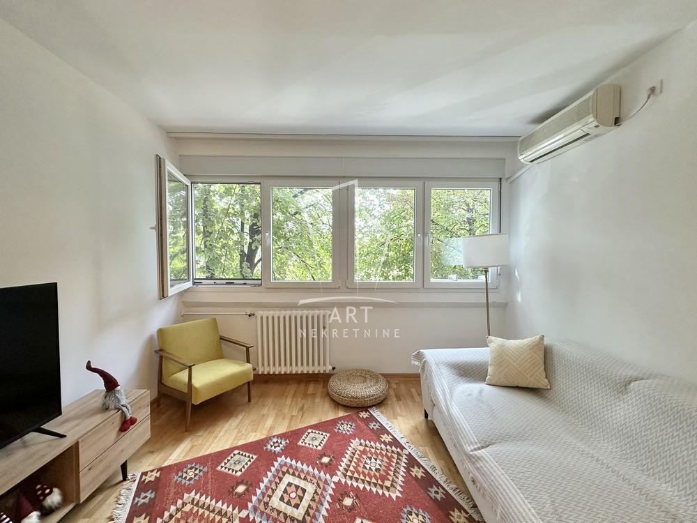 Stan na prodaju u Beogradu, Novi Beograd blok 11 (Hotel Jugoslavija), dvosoban, 67m2, cena 290000 evra