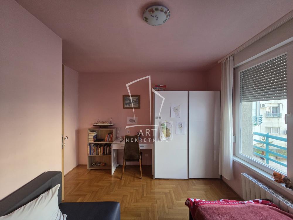 Stan na prodaju u Beogradu, Novi Beograd, trosoban, 92m2, cena 300000 evra