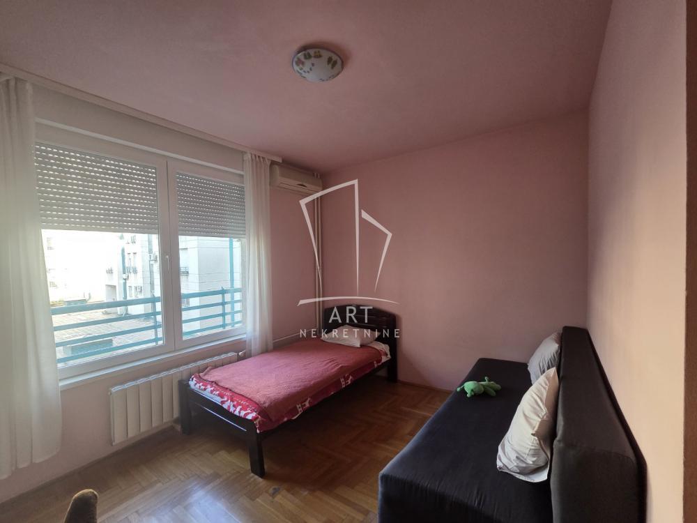 Stan na prodaju u Beogradu, Novi Beograd, trosoban, 92m2, cena 300000 evra