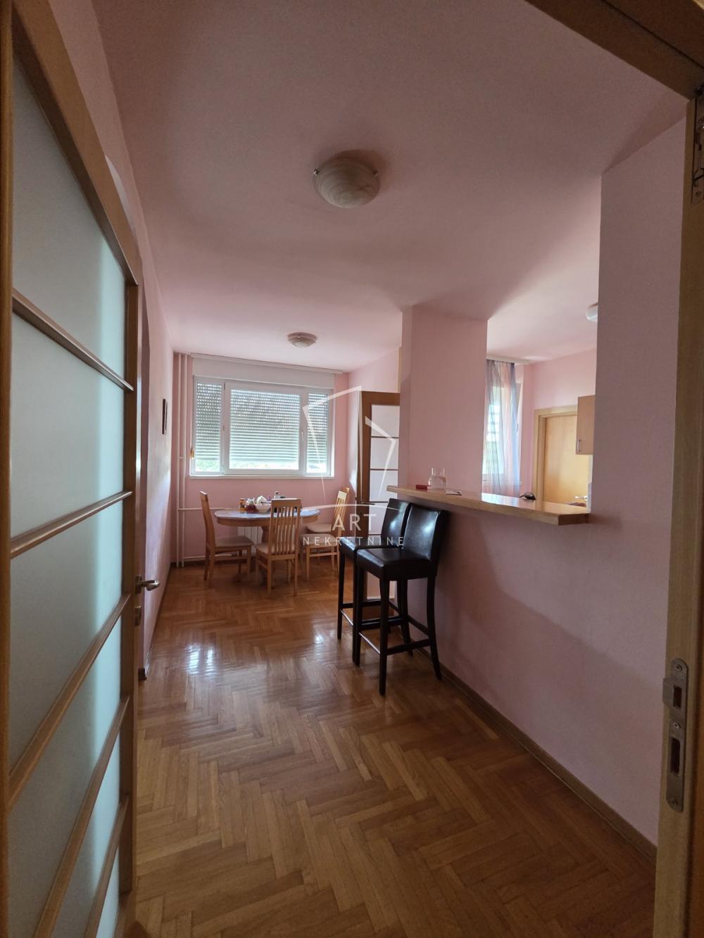 Stan na prodaju u Beogradu, Novi Beograd, trosoban, 92m2, cena 300000 evra