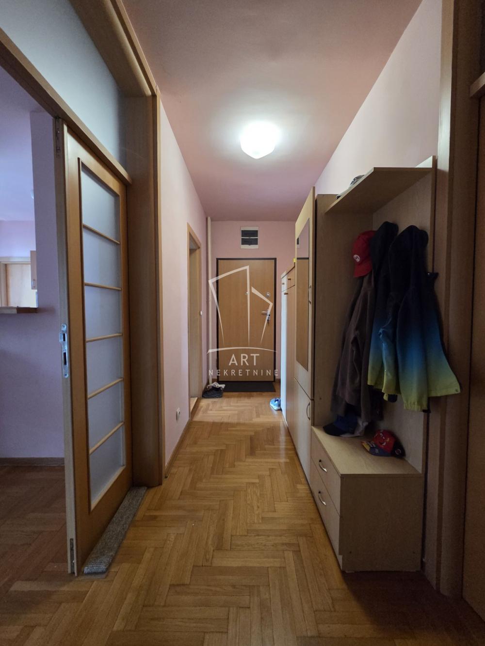 Stan na prodaju u Beogradu, Novi Beograd, trosoban, 92m2, cena 300000 evra
