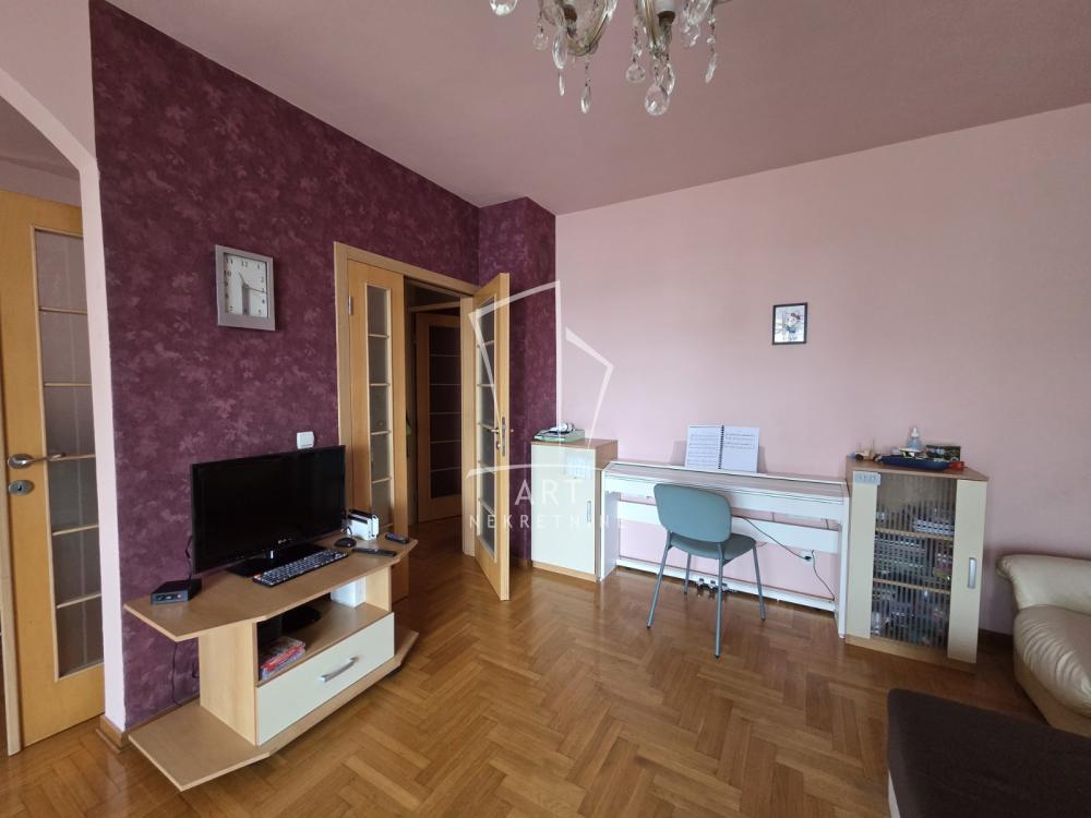 Stan na prodaju u Beogradu, Novi Beograd, trosoban, 92m2, cena 300000 evra