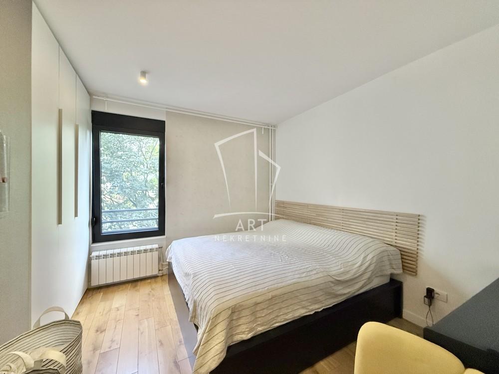 Stan na prodaju u Beogradu, Dedinje, cetvorosoban, 93m2, cena 450000 evra