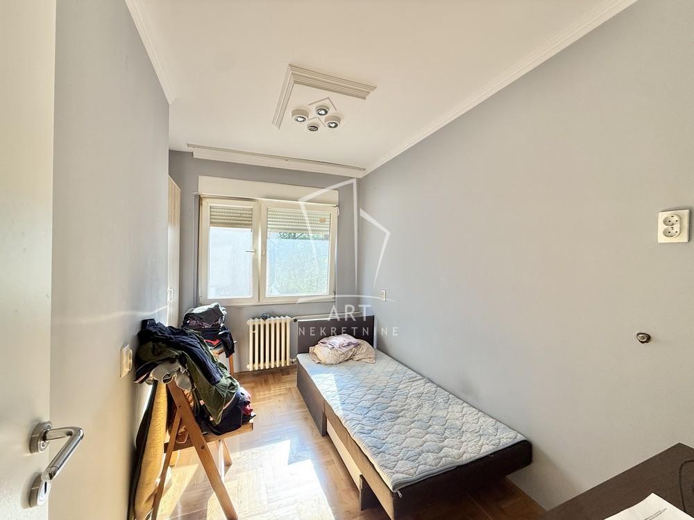Stan na prodaju u Beogradu, Rakovica, trosoban, 54m2, cena 150000 evra