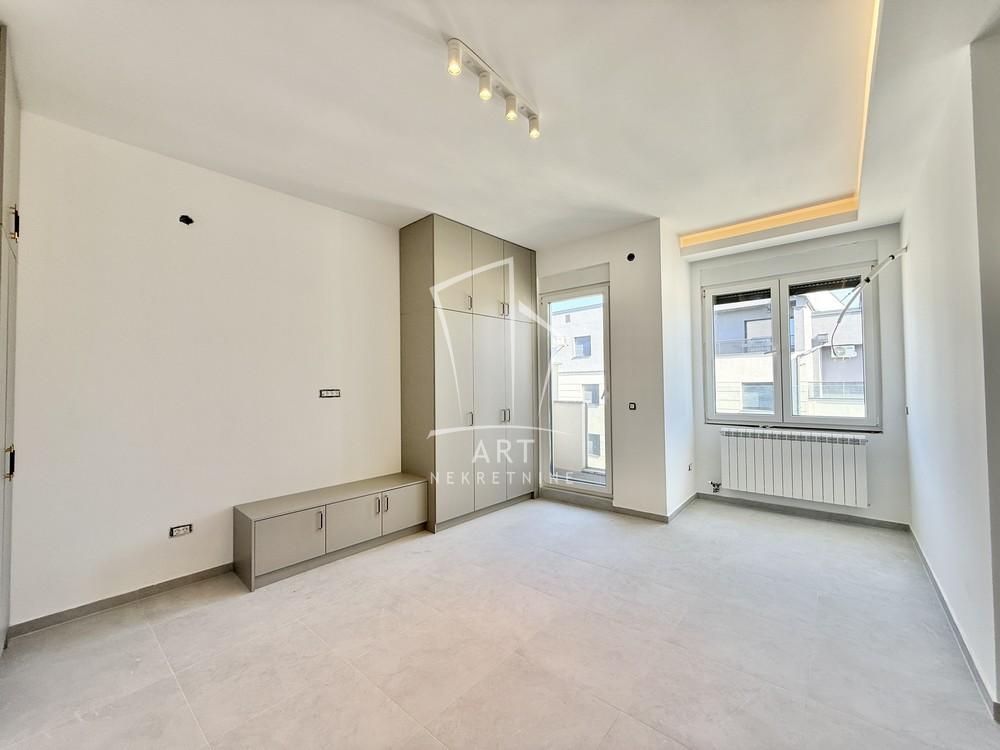 Stan na prodaju u Beogradu, Rakovica, 244m2, cena 650000 evra