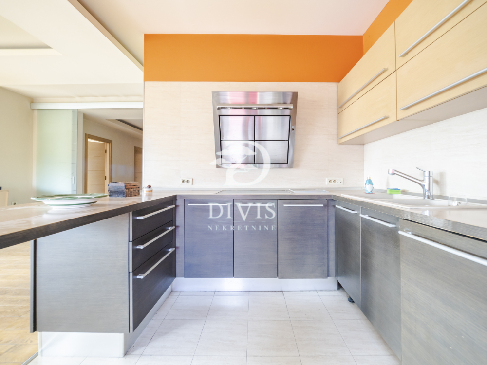 Stan na prodaju u Beogradu, Čukarica, cetvorosoban, 132m2, cena 435600 evra