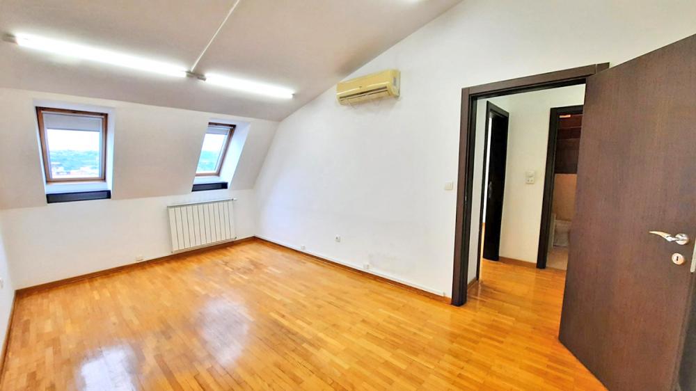 Stan na prodaju u Beogradu, Braće Jerković, trosoban, 82m2, cena 180000 evra