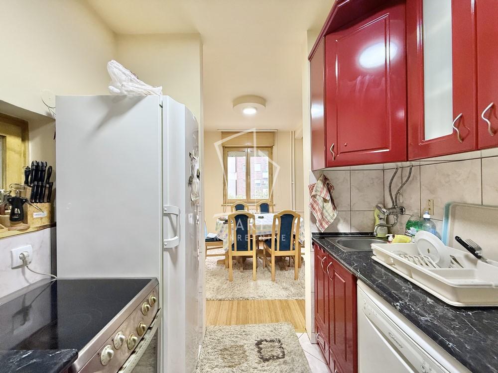 Stan na prodaju u Beogradu, Čukarica, trosoban, 84m2, cena 280000 evra