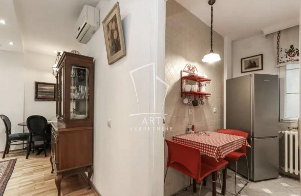 Stan na prodaju u Beogradu, Vračar (Hram), dvoiposoban, 60m2, cena 270000 evra