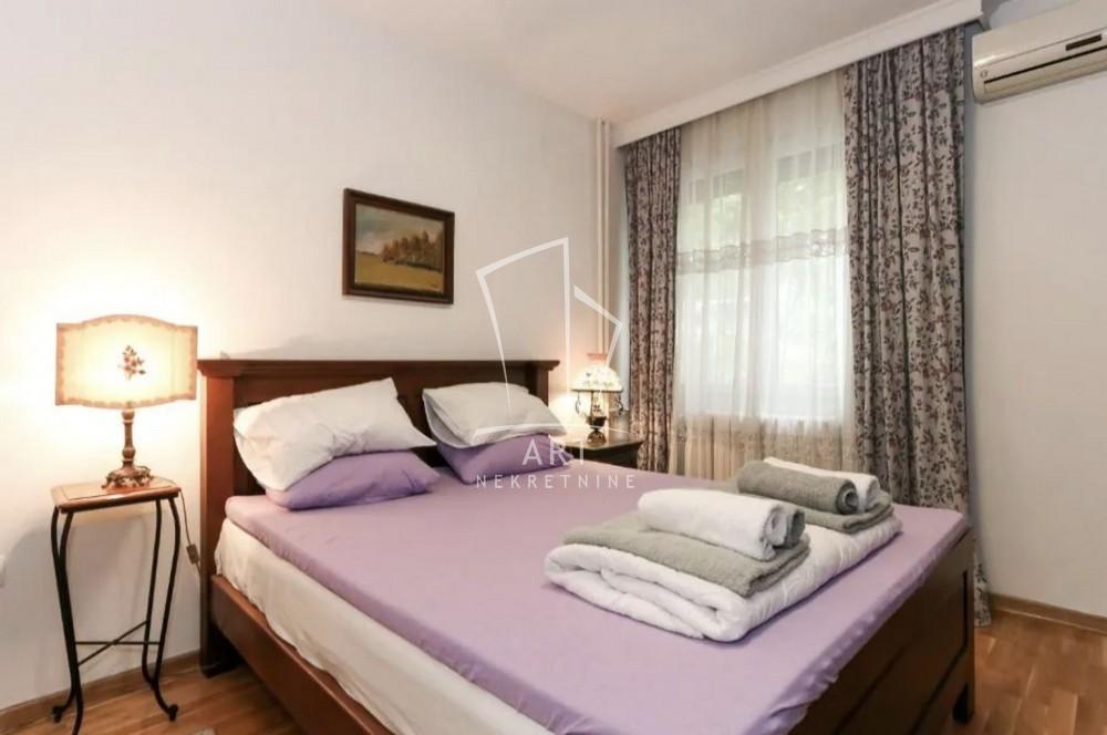 Stan na prodaju u Beogradu, Vračar (Hram), dvoiposoban, 60m2, cena 270000 evra