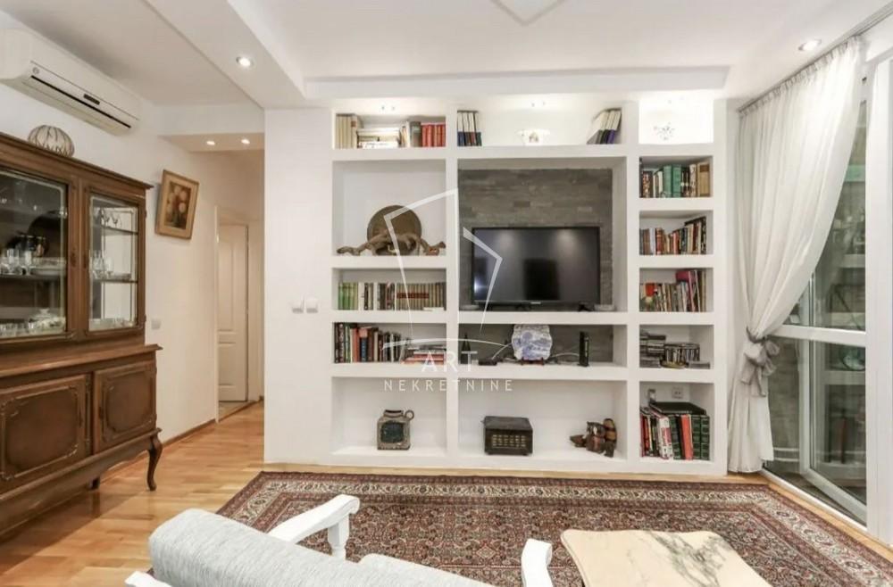 Stan na prodaju u Beogradu, Vračar (Hram), dvoiposoban, 60m2, cena 270000 evra