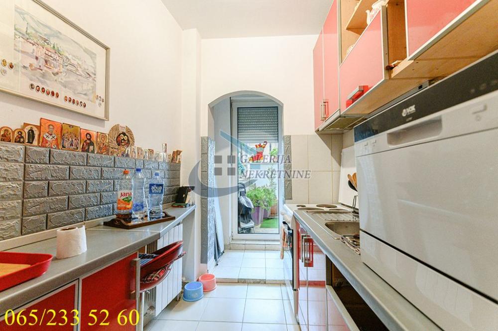 Stan na prodaju u Beogradu, Vračar, dvoiposoban, 61m2, cena 240000 evra